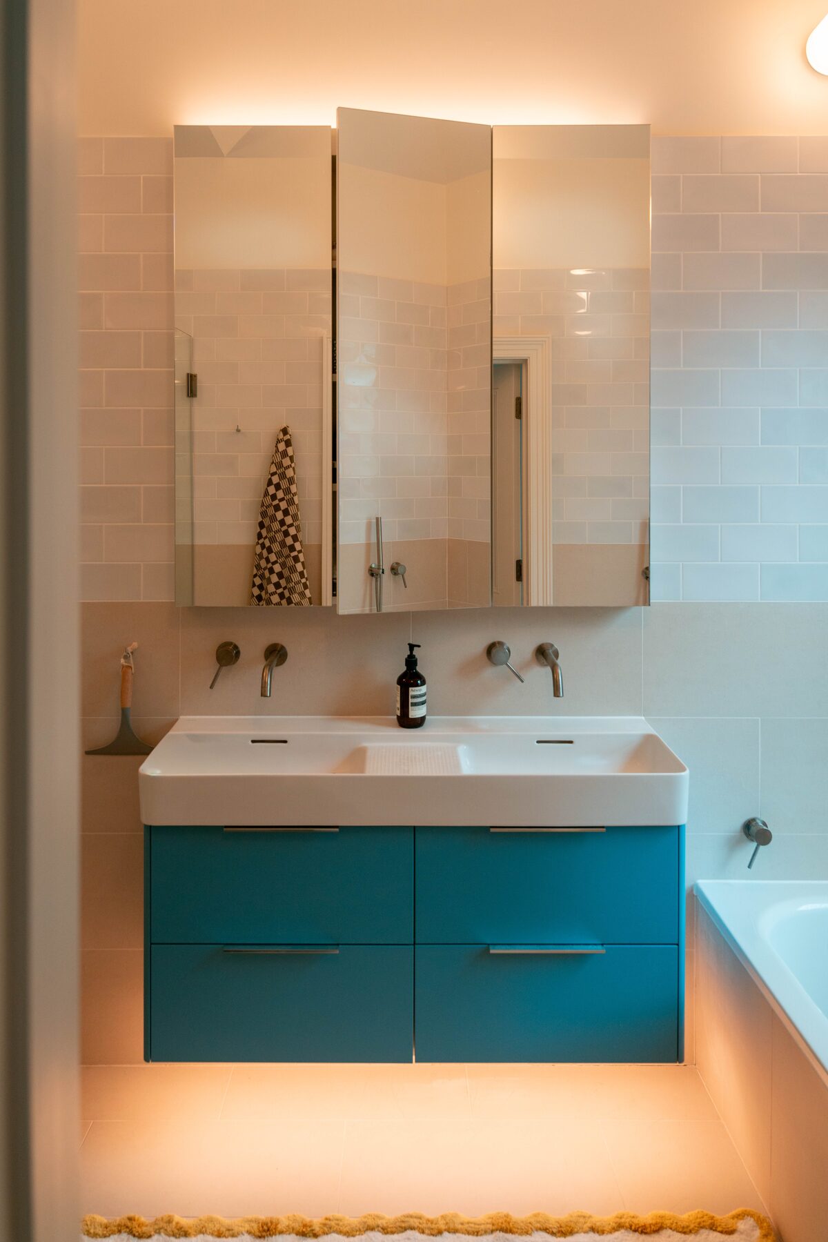 Walk-in shower with glass screen